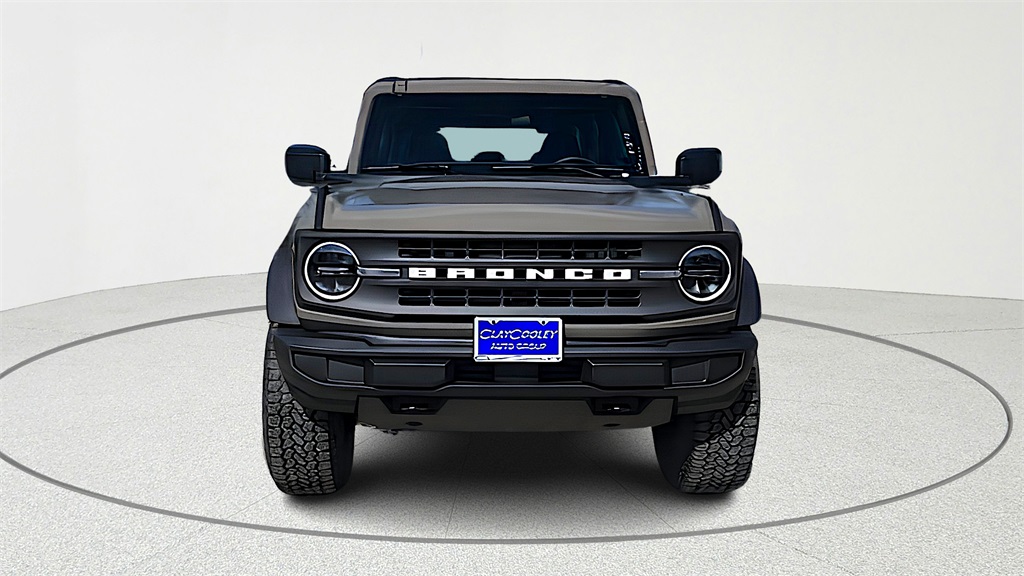 2025 Ford Bronco Base Image 2 of 31