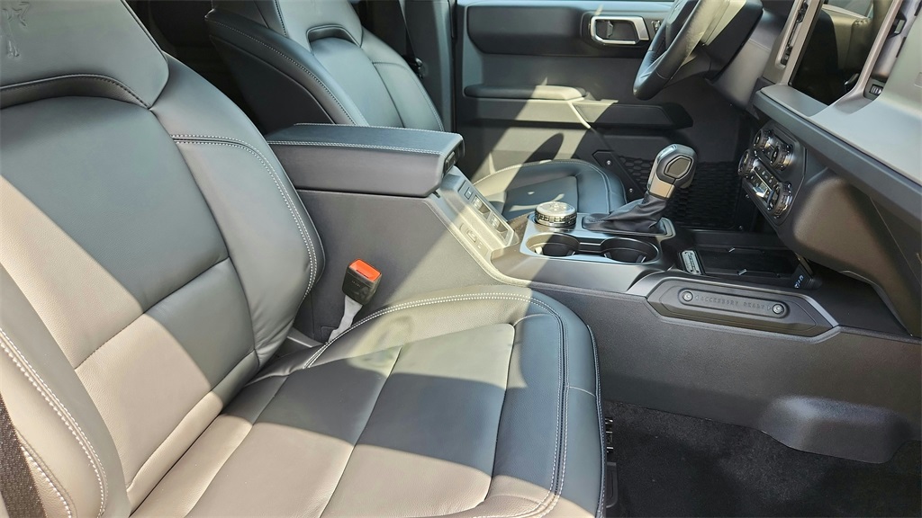 2025 Ford Bronco Outer Banks Image 11 of 35