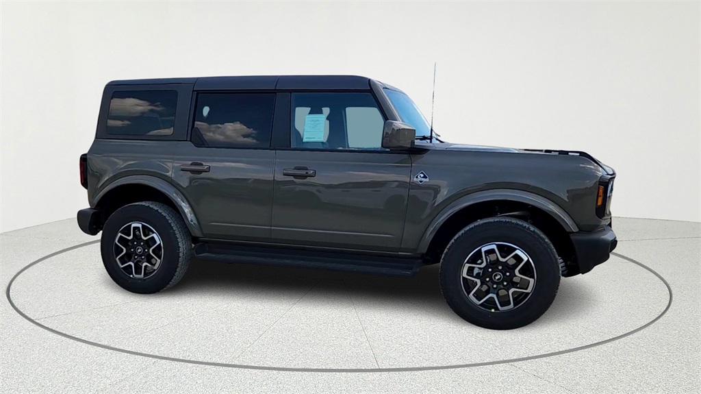 2025 Ford Bronco Outer Banks Image 2 of 35