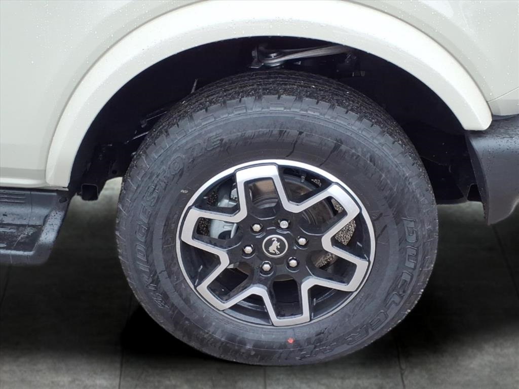 2025 Ford Bronco Outer Banks Image 6 of 16