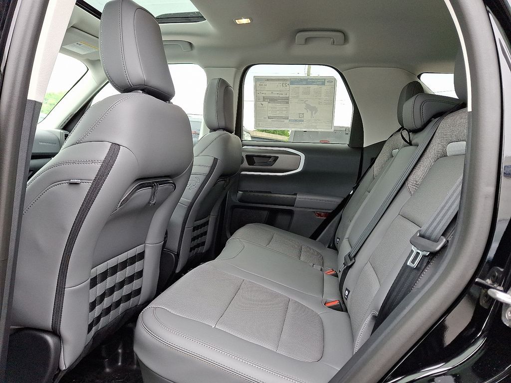 Vehicle image 7 of 14