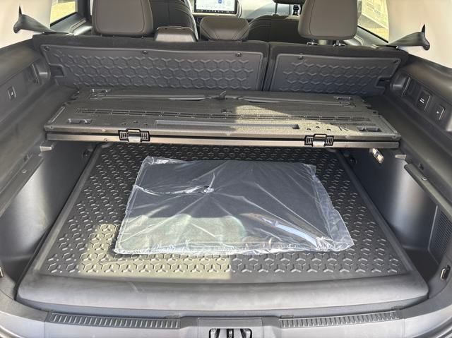 Vehicle image 12 of 28