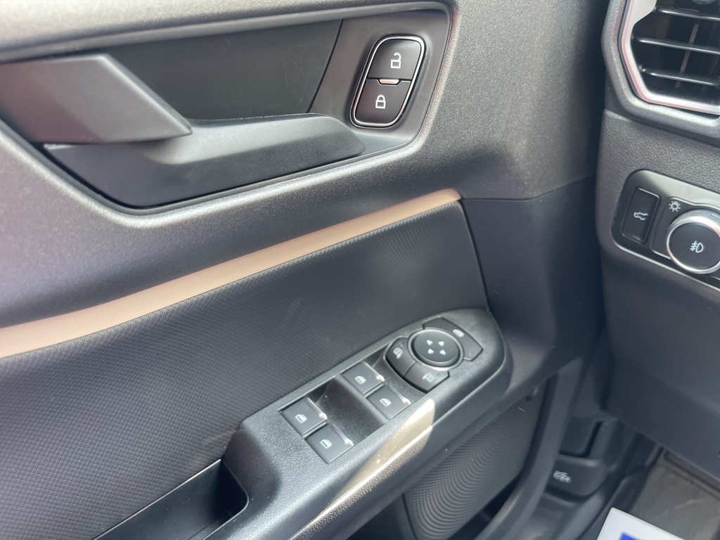 Vehicle image 26 of 40