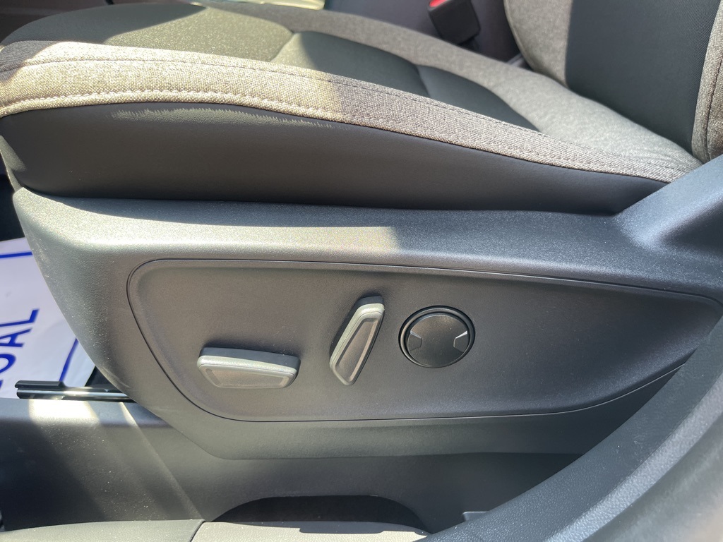 Vehicle image 35 of 40
