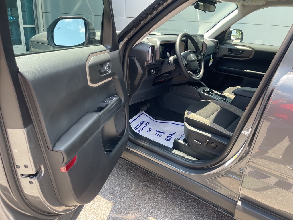 Vehicle image 33 of 40