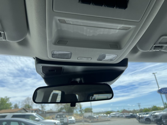 Vehicle image 23 of 32