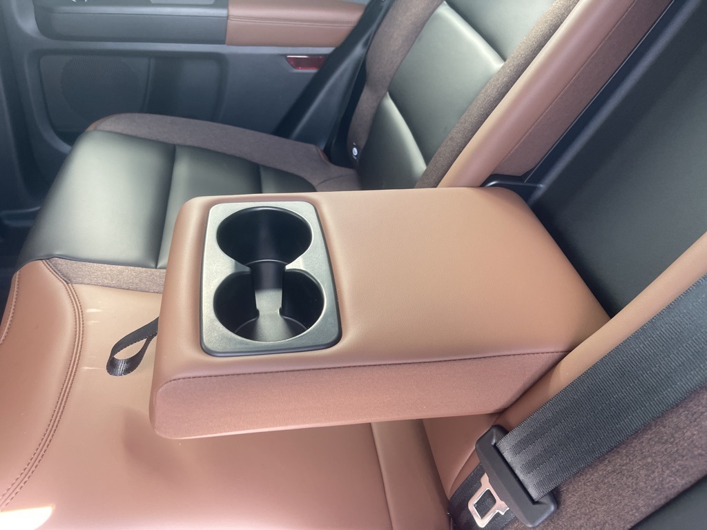 Vehicle image 32 of 41