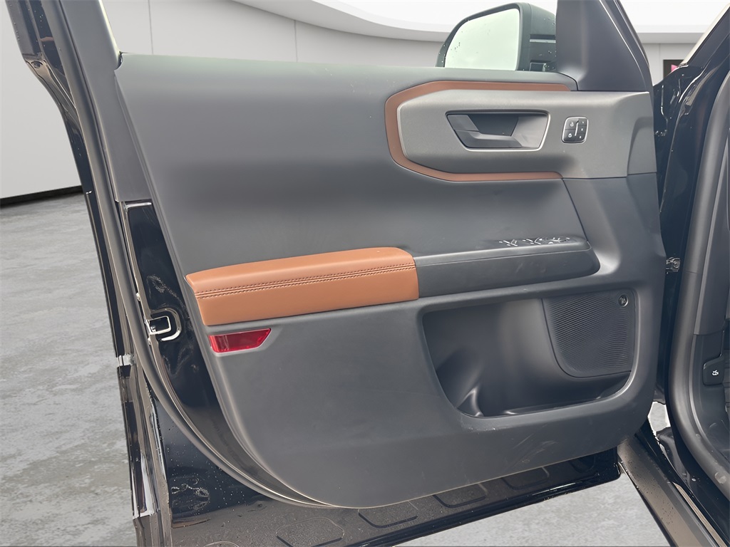 Vehicle image 27 of 40