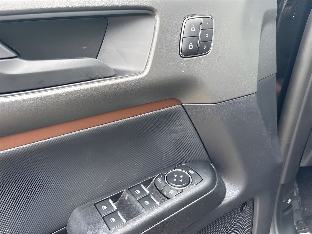 Vehicle image 25 of 40