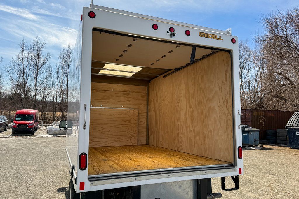 2025 Ford E-Series Base Image 9 of 30