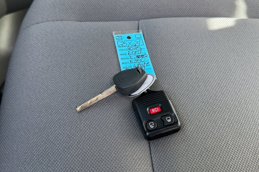 2025 Ford E-Series Base Image 18 of 30