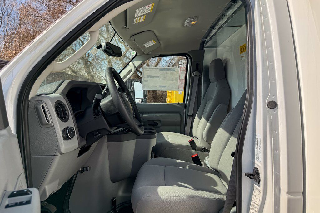 2025 Ford E-Series Base Image 12 of 30