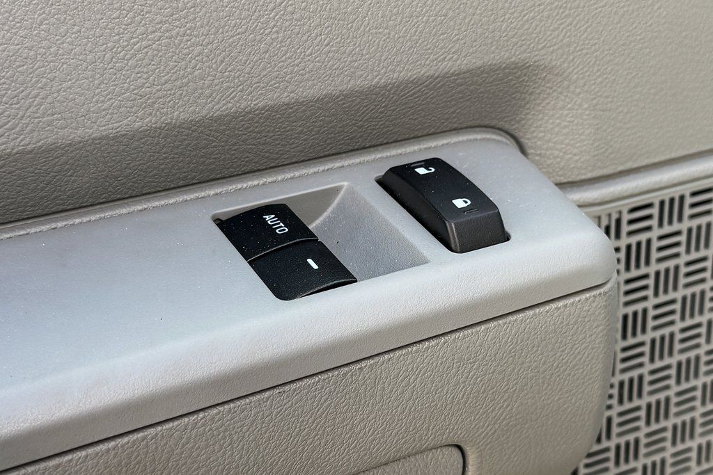 2025 Ford E-Series Base Image 17 of 30