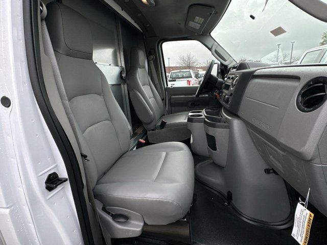 Vehicle image 27 of 29