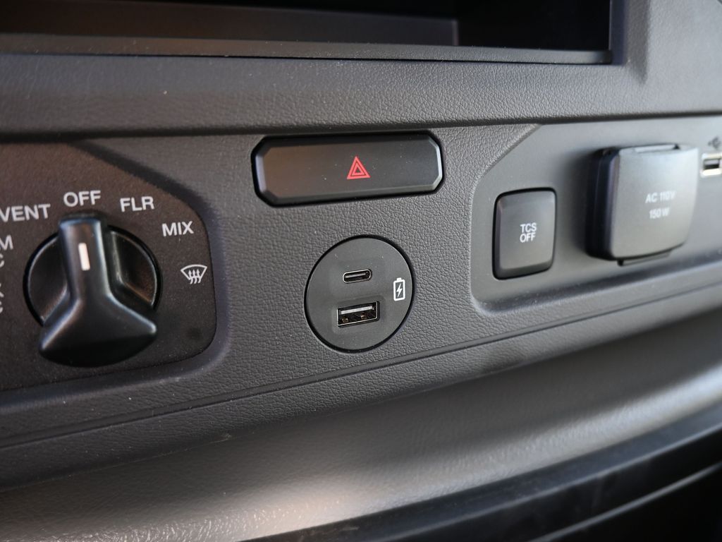 Vehicle image 29 of 34