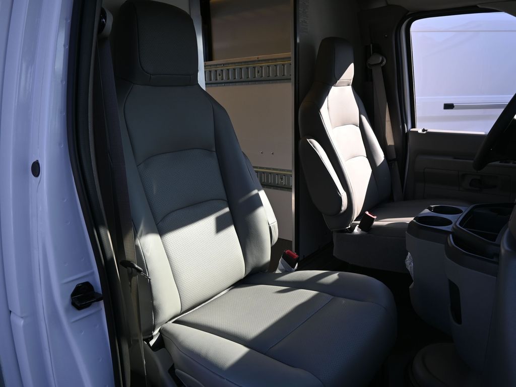 Vehicle image 32 of 34