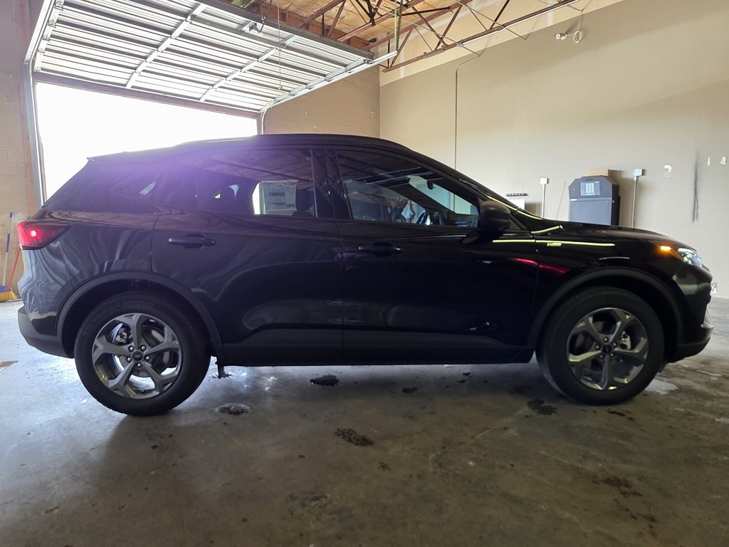 2025 Ford Escape ST-Line Image 3 of 27