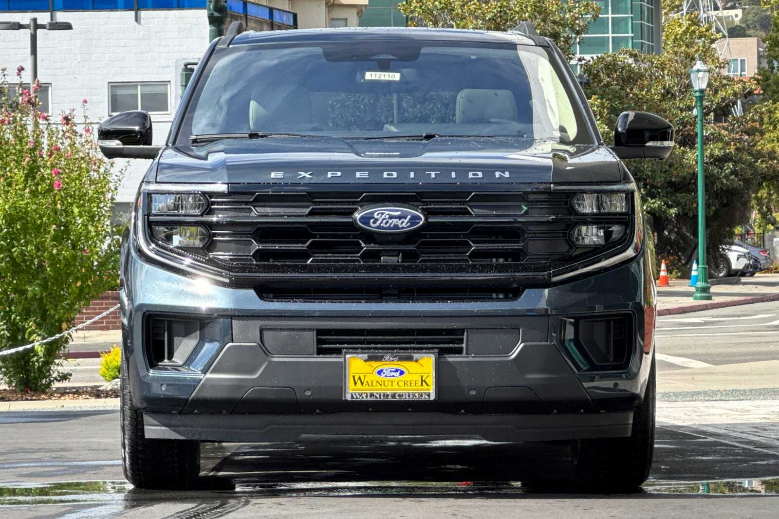 2025 Ford Expedition Active Image 2 of 26