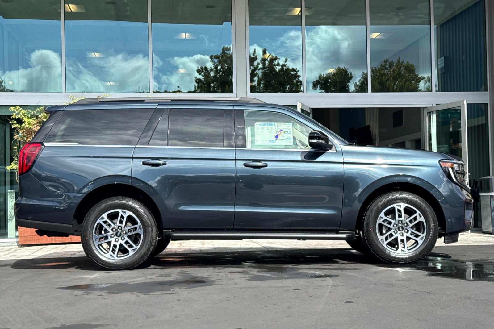 2025 Ford Expedition Active Image 4 of 26