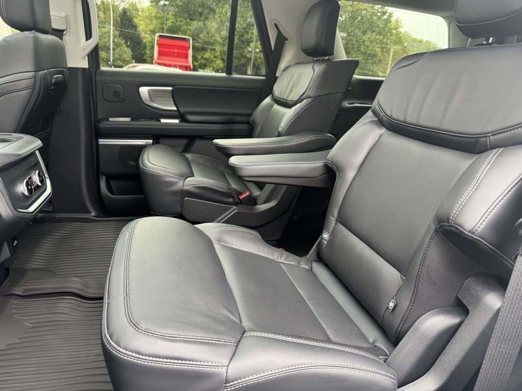 2025 Ford Expedition Platinum Image 17 of 46