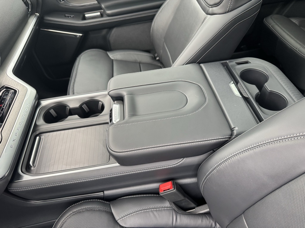 2025 Ford Expedition Platinum Image 29 of 46