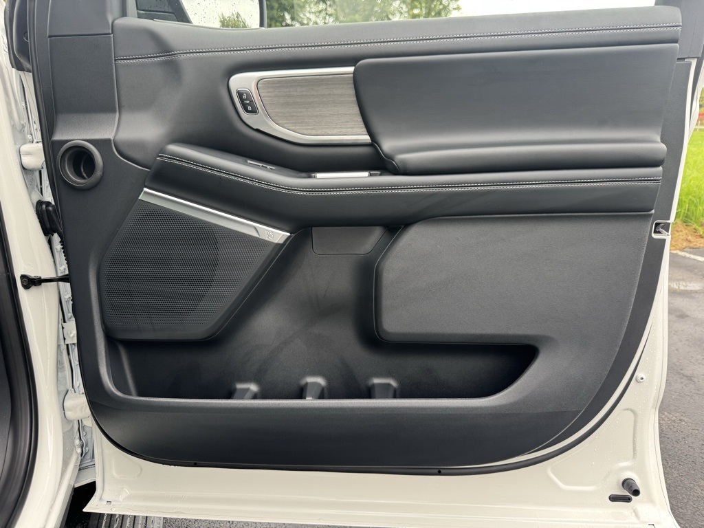 2025 Ford Expedition Platinum Image 32 of 46