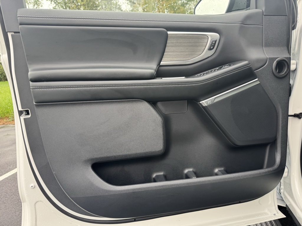 2025 Ford Expedition Platinum Image 30 of 46