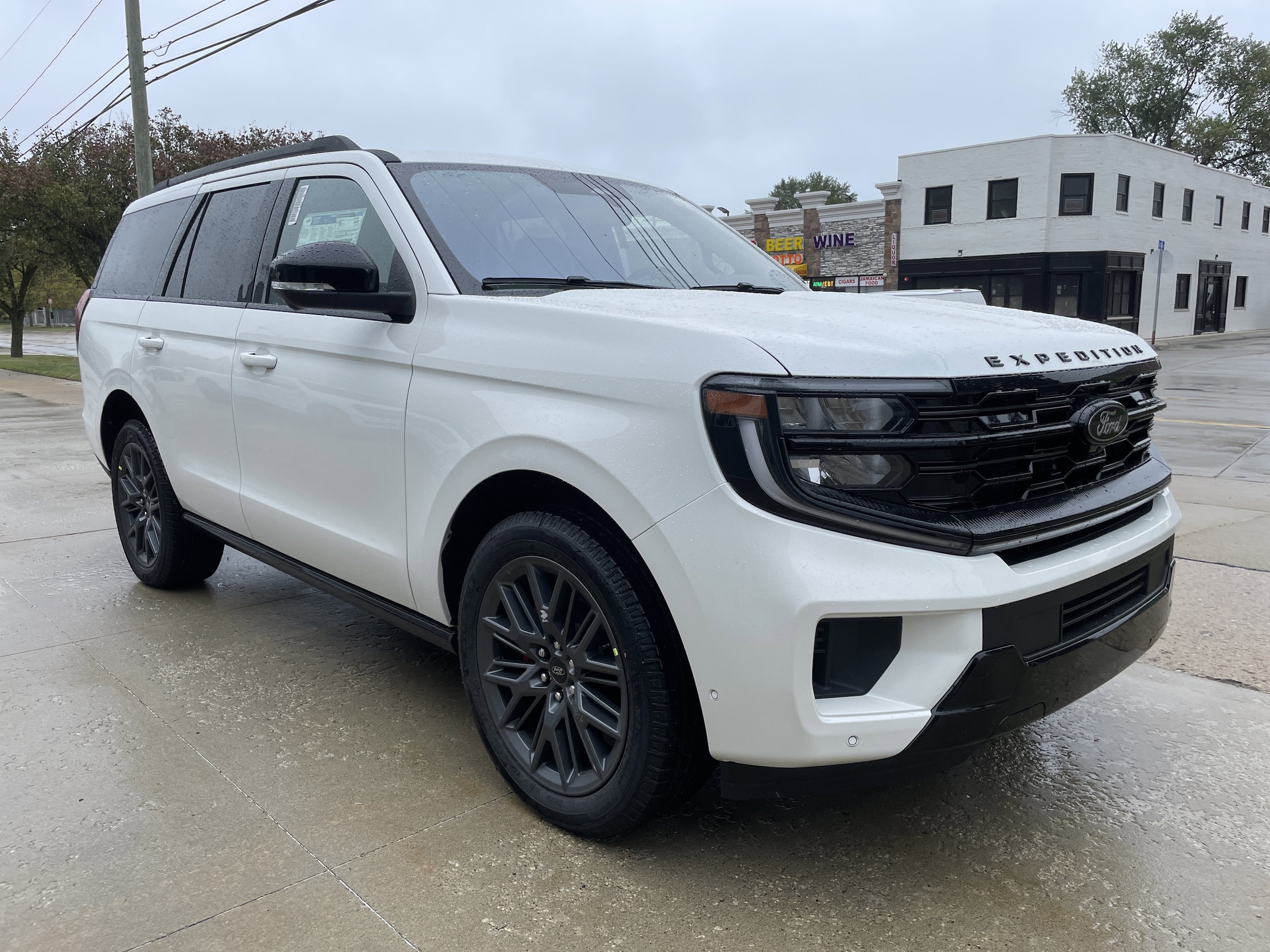 2025 Ford Expedition Platinum Image 2 of 15