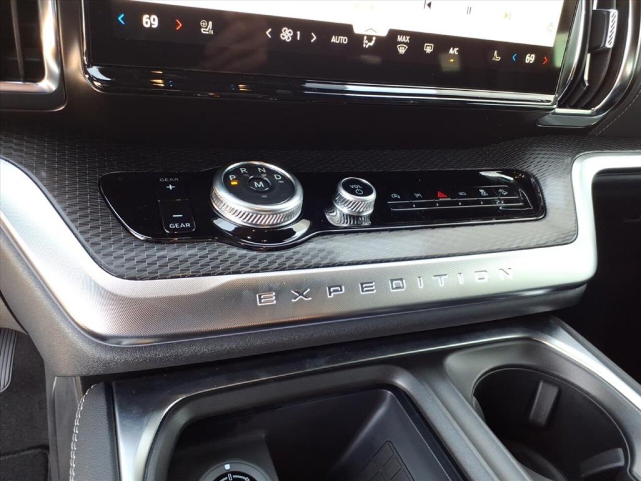 2025 Ford Expedition Platinum Image 13 of 15