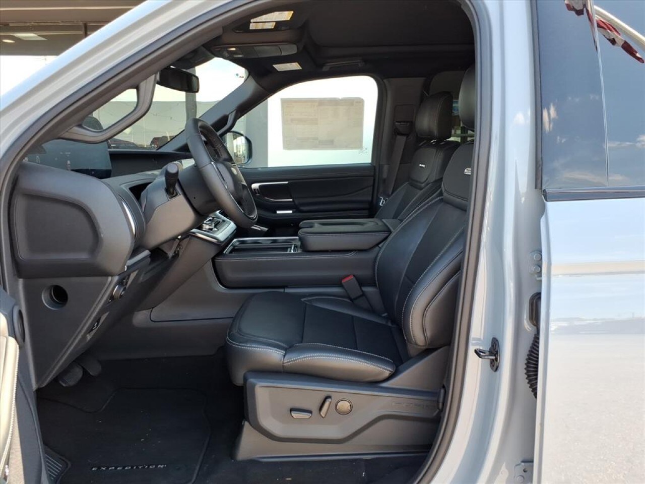 2025 Ford Expedition Platinum Image 7 of 15