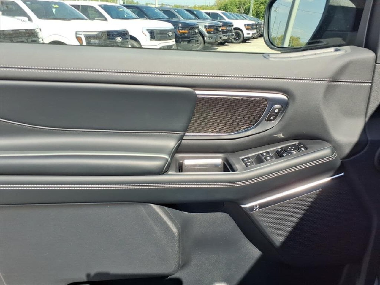 2025 Ford Expedition Platinum Image 12 of 15