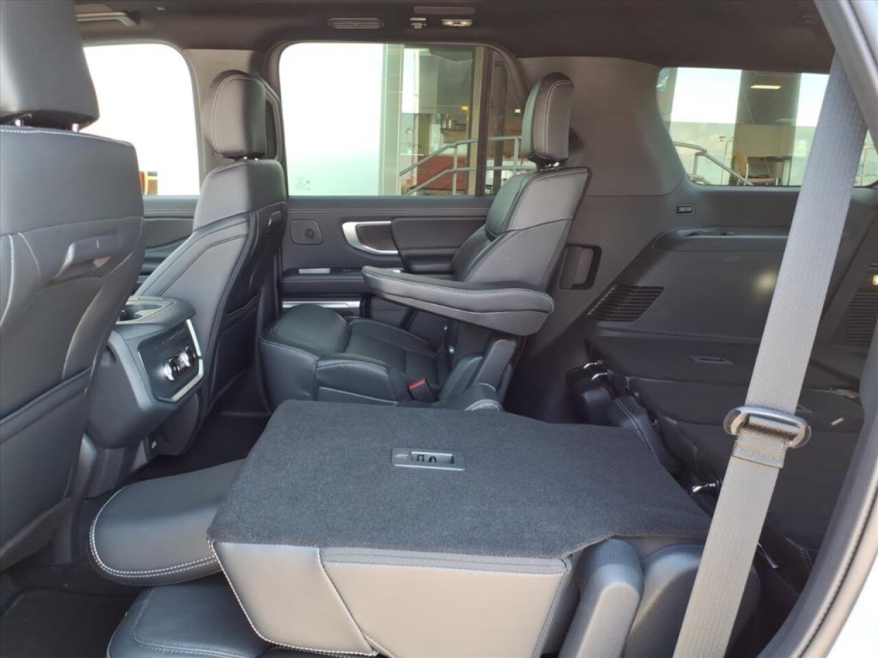 2025 Ford Expedition Platinum Image 6 of 15