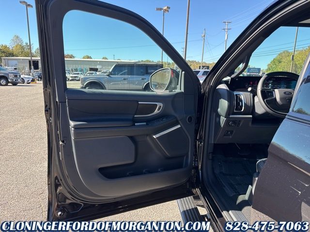 2025 Ford Expedition Platinum Image 17 of 46