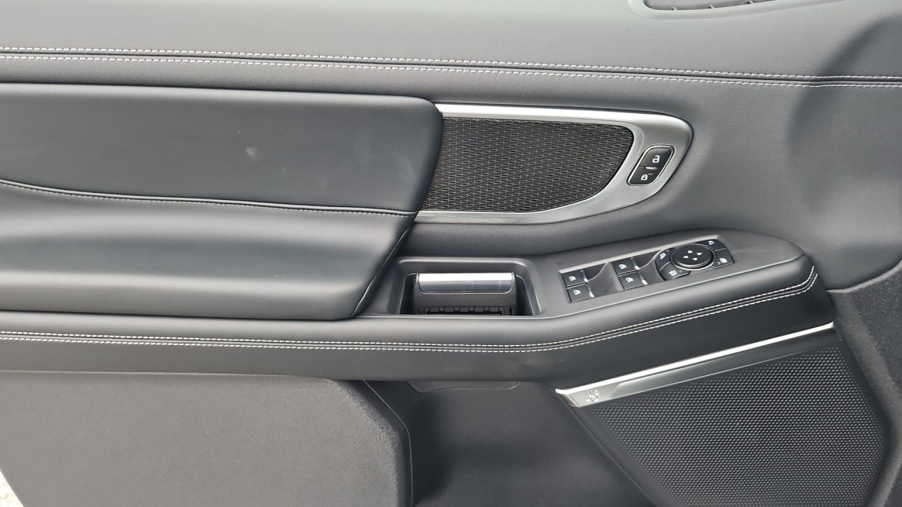 2025 Ford Expedition Platinum Image 11 of 17