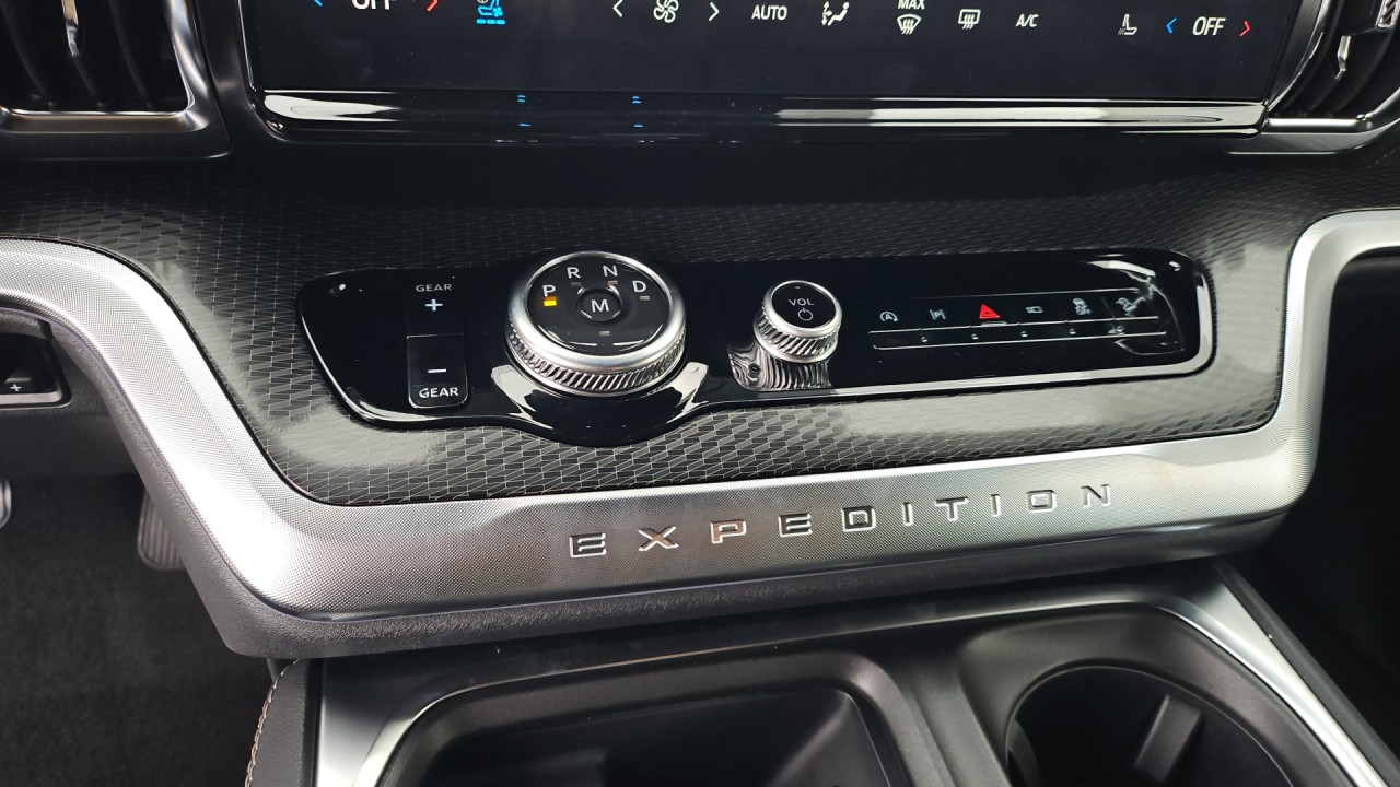 2025 Ford Expedition Platinum Image 16 of 17