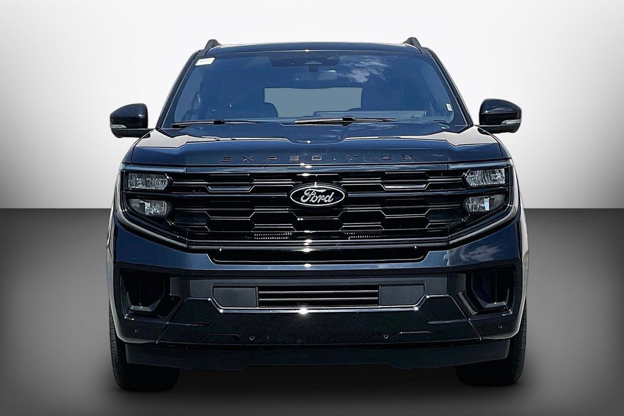 2025 Ford Expedition MAX Platinum Image 2 of 39