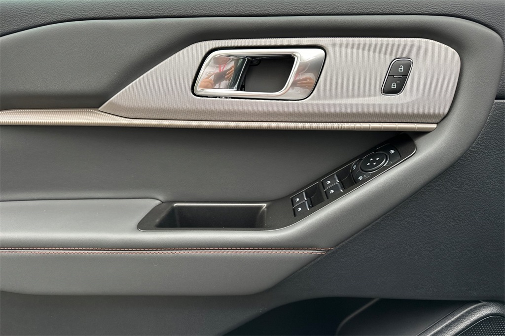 Vehicle image 24 of 29