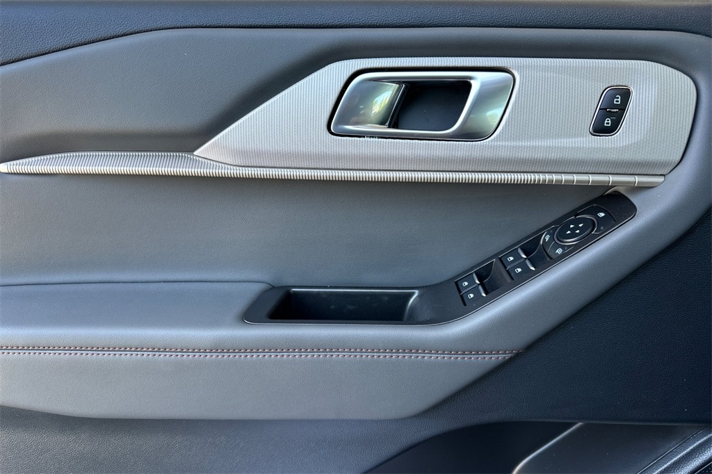 Vehicle image 23 of 29