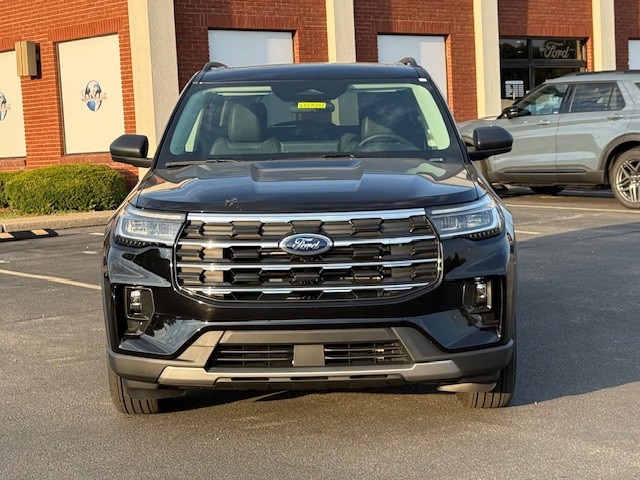 2025 Ford Explorer Active Image 2 of 40