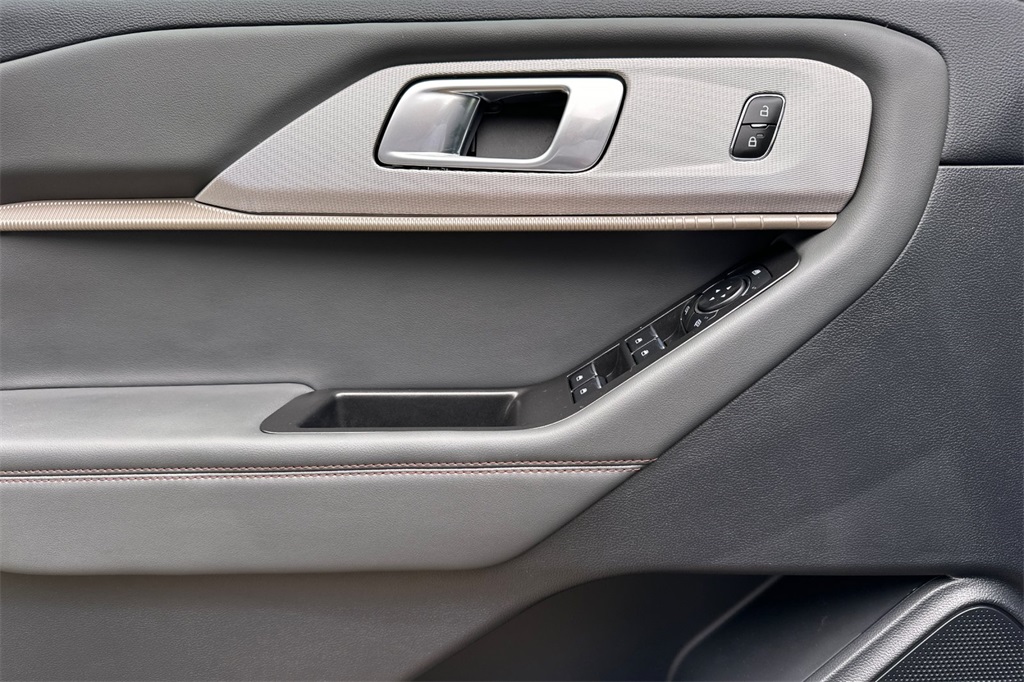 Vehicle image 23 of 29