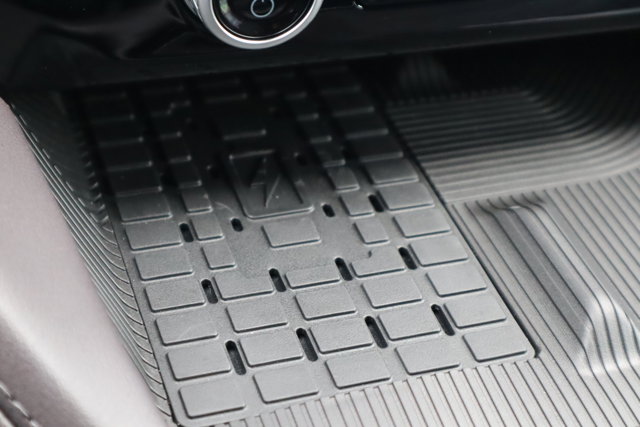 Vehicle image 26 of 37