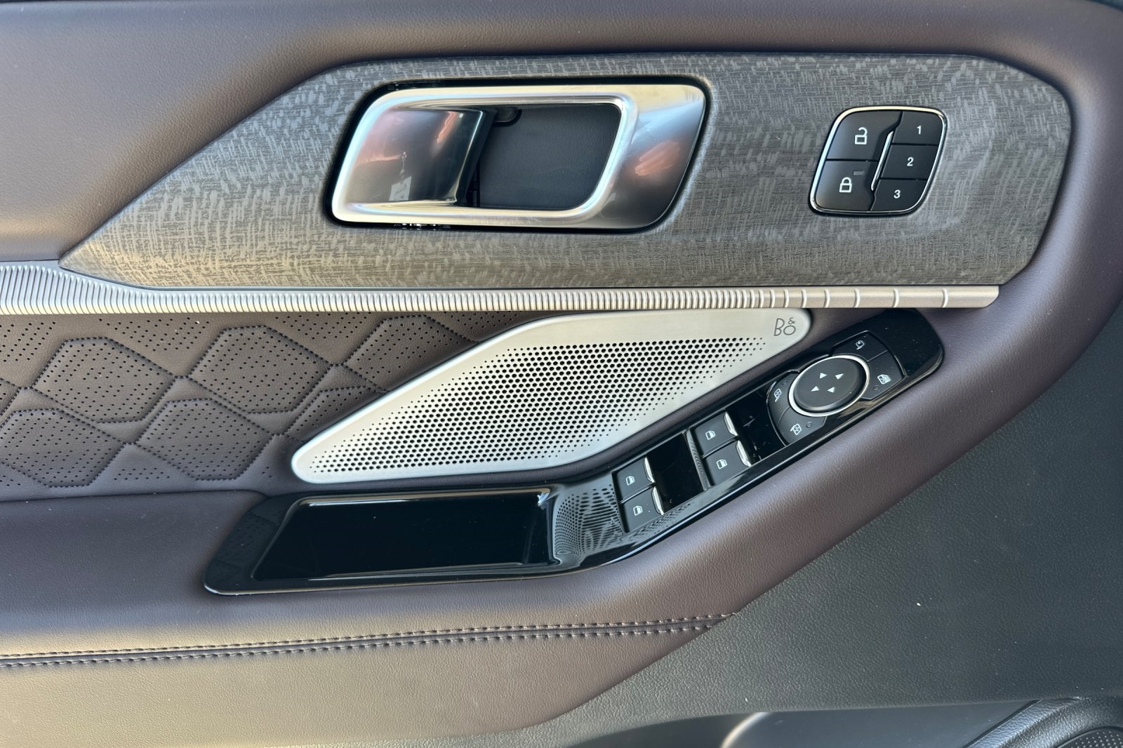 Vehicle image 23 of 31