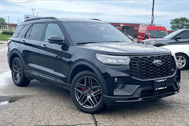 2025 Ford Explorer ST Image 2 of 40
