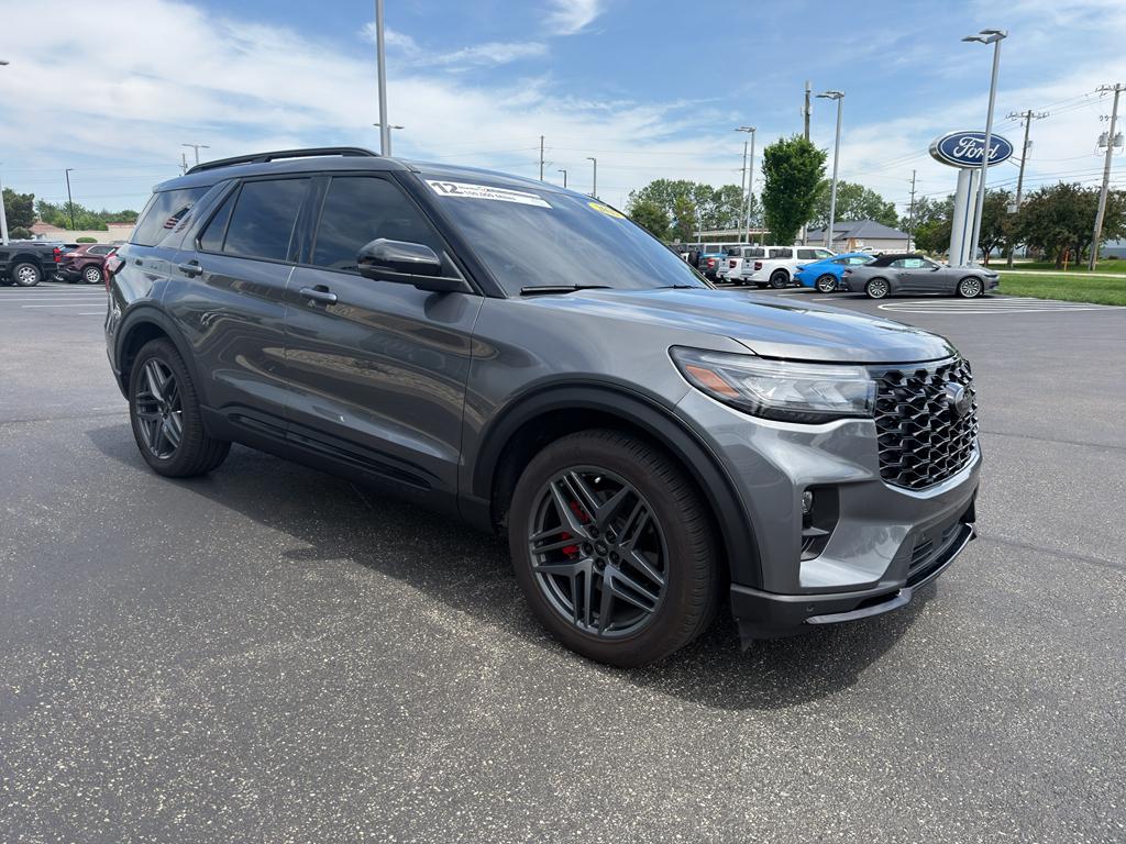 2025 Ford Explorer ST Image 2 of 18
