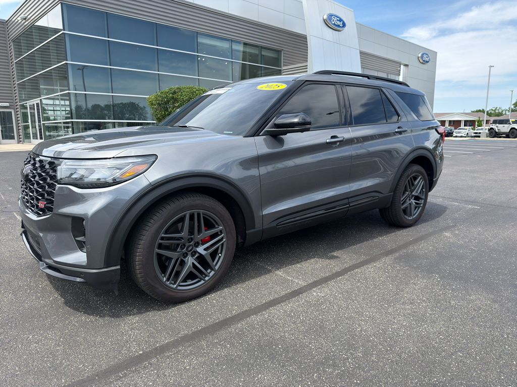 2025 Ford Explorer ST Image 1 of 18