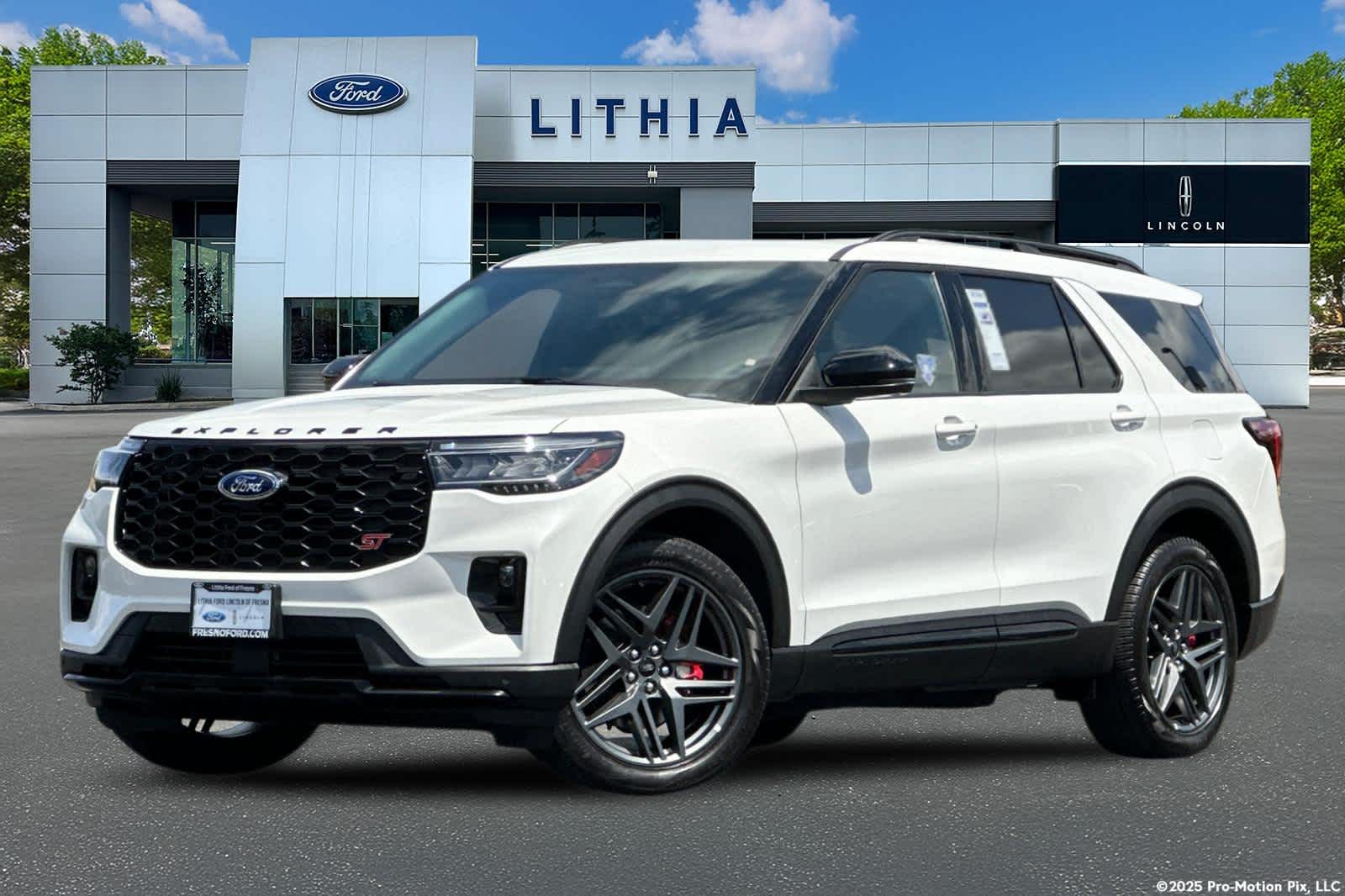 2025 Ford Explorer ST Image 1 of 31