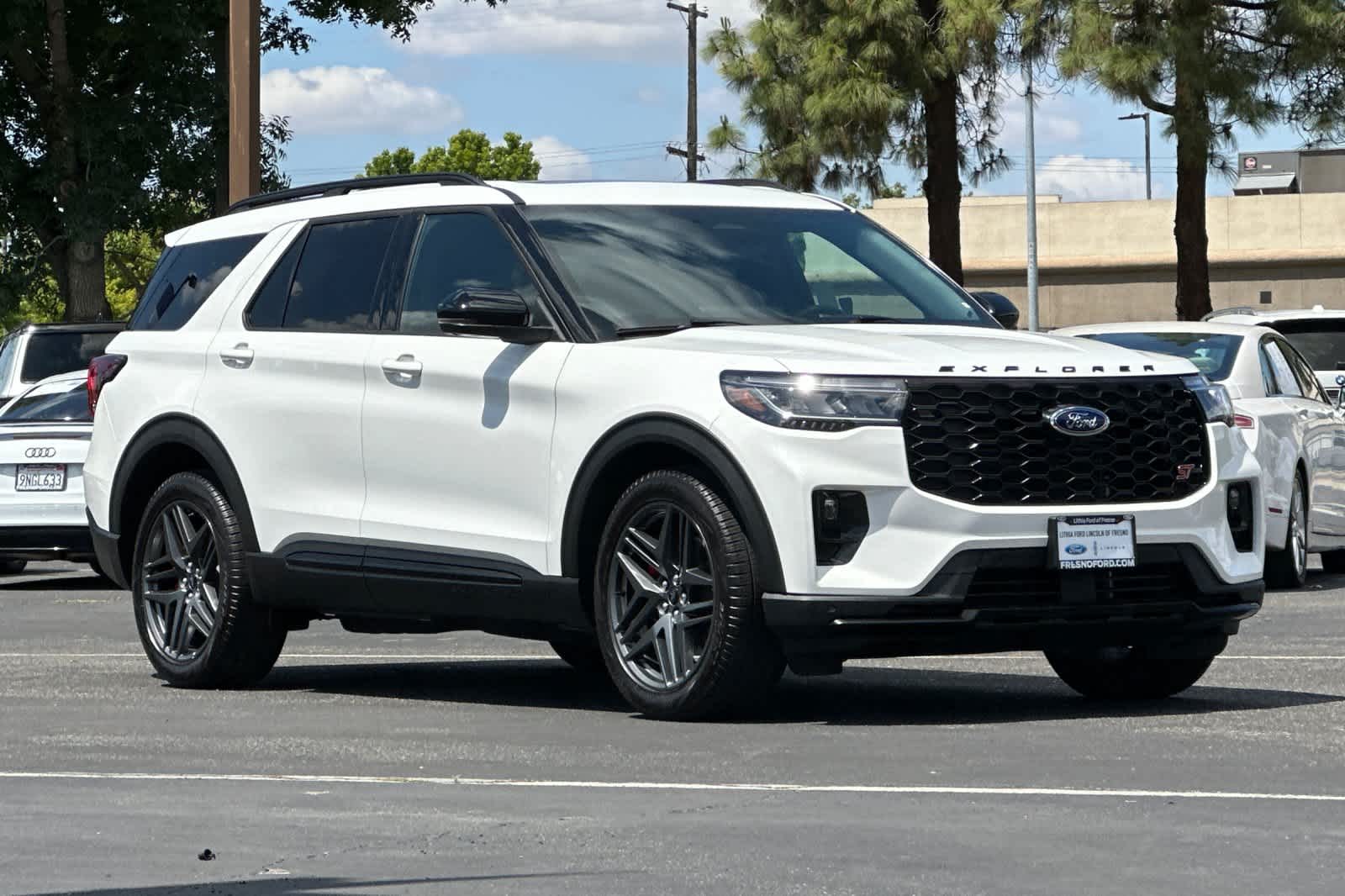2025 Ford Explorer ST Image 3 of 31