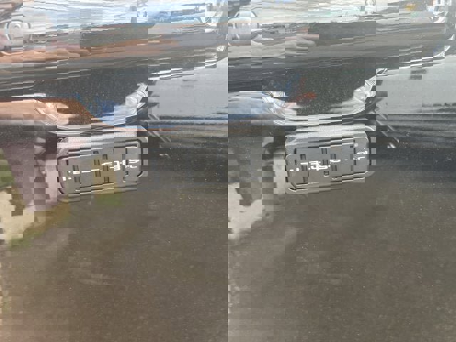Vehicle image 23 of 25