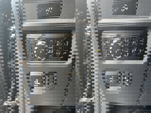 Vehicle image 17 of 25