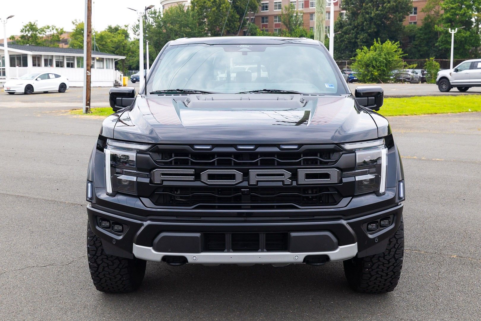 2025 Ford F-150 Raptor Image 3 of 32